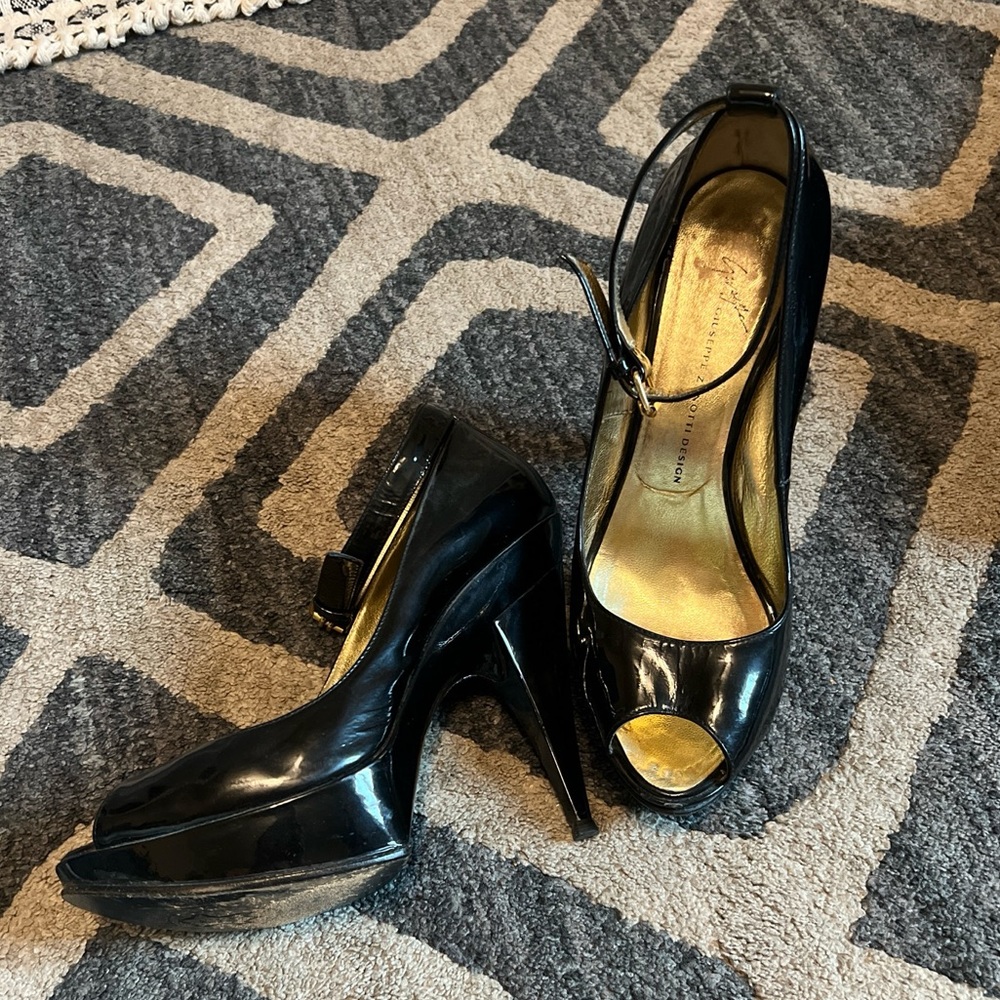 Giuseppe Zanotti peep toe platform leather heel sz 39.5